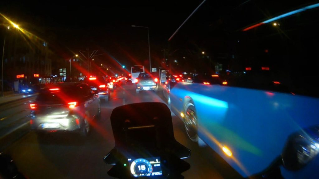 Antalya’da motorcu trafikte ambulansa yol açmak için elinden ne geliyorsa yaptı