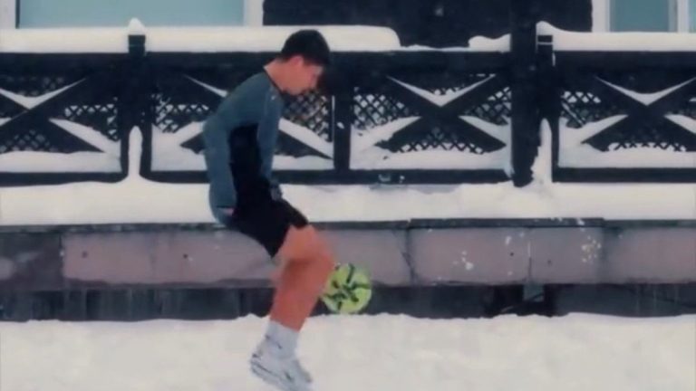 Arda Güler ve Yiğit Efe Demir karda futbol oynadı