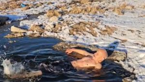 Ardahan’da çıplak ayakla karda yürüdü