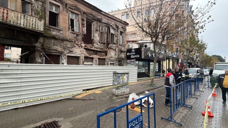 Balıkesir’de sağanak tarihi yapıyı yıprattı