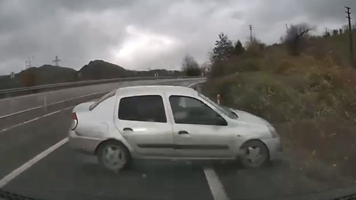 Bartın’da karşı yöne geçen otomobil ile hafif ticari araç çarpıştı