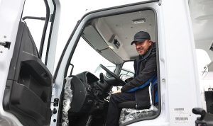 Başkan Arı, Kar Küreme Aracını Sürerek Temizlik Çalışması Yaptı