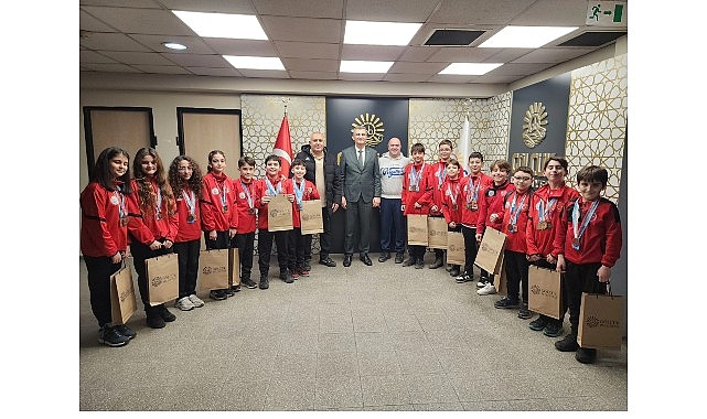 Başkan Sezer Gölcük Belediyesporlu Yüzücüleri Ağırladı