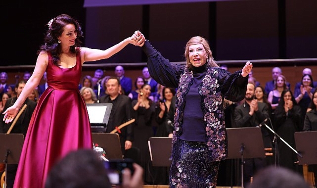 Bedia Akartürk’ten Büyükşehir korosuna yeni yıl sürprizi