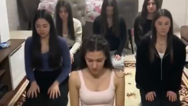 Bir grup genç namaz kılmayla dalga geçti