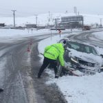 Bitlis’te zorlu kış şartlarında polislerden örnek müdahale