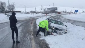 Bitlis’te zorlu kış şartlarında polislerden örnek müdahale