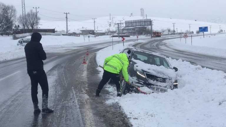 Bitlis’te zorlu kış şartlarında polislerden örnek müdahale