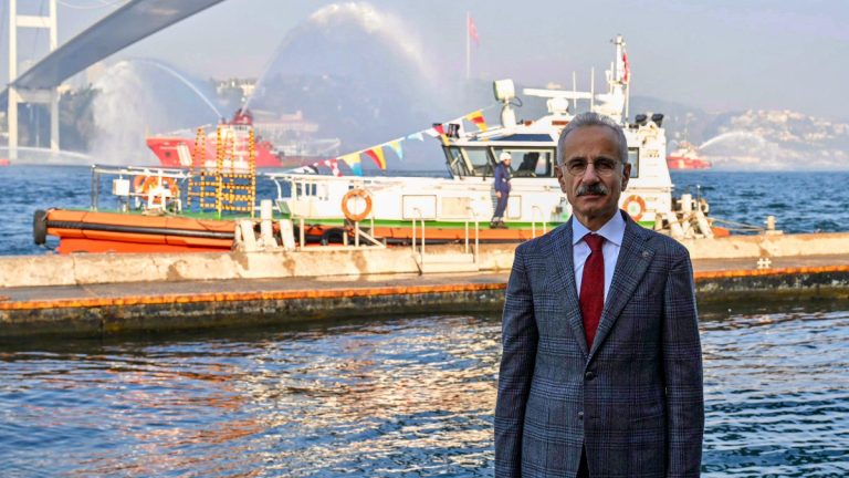 Boğaz güvenliğine takviye! 2 acil müdahale römorkörü ve 6 kılavuzluk hizmet botu hizmete alındı