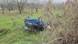 Bursa’da yağış kazaya neden oldu: Otomobil tarlaya savruldu