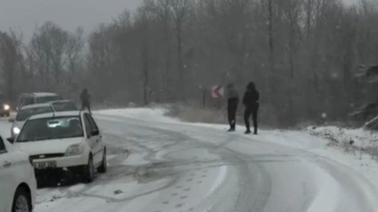 Bursa’da yoğun kar yağışı etkili oldu: Yollar kapandı