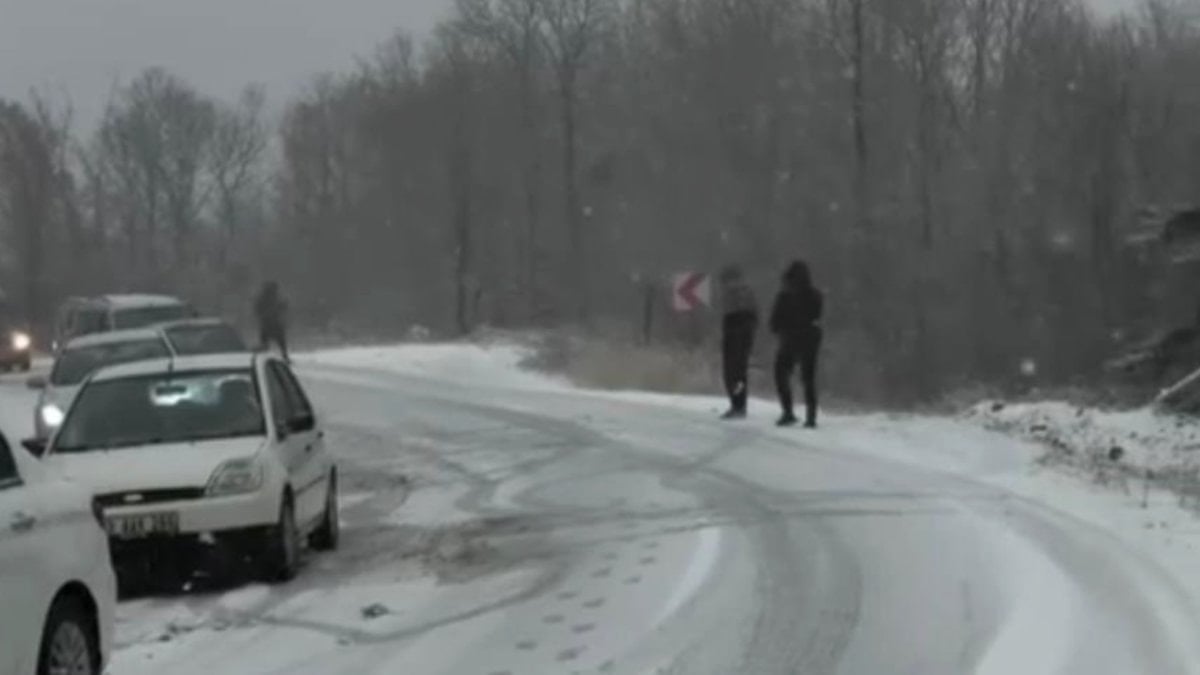 Bursa’da yoğun kar yağışı etkili oldu: Yollar kapandı