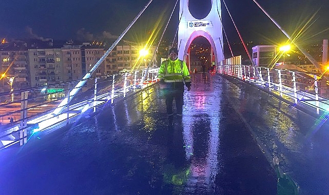 Büyükşehir’den üst geçitlere buzlanma müdahalesi