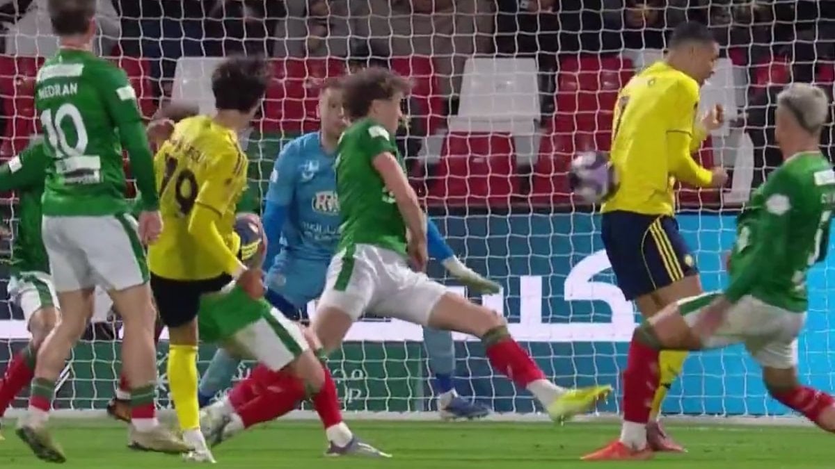 Cristiano Ronaldo, 957’nci golünü sırtıyla attı