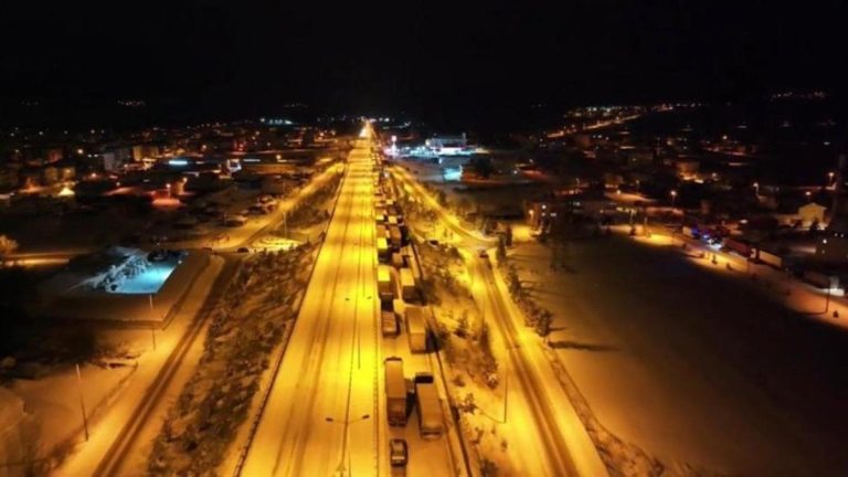 D-100’de kar esareti: Sürücüler saatlerce yolda kaldı