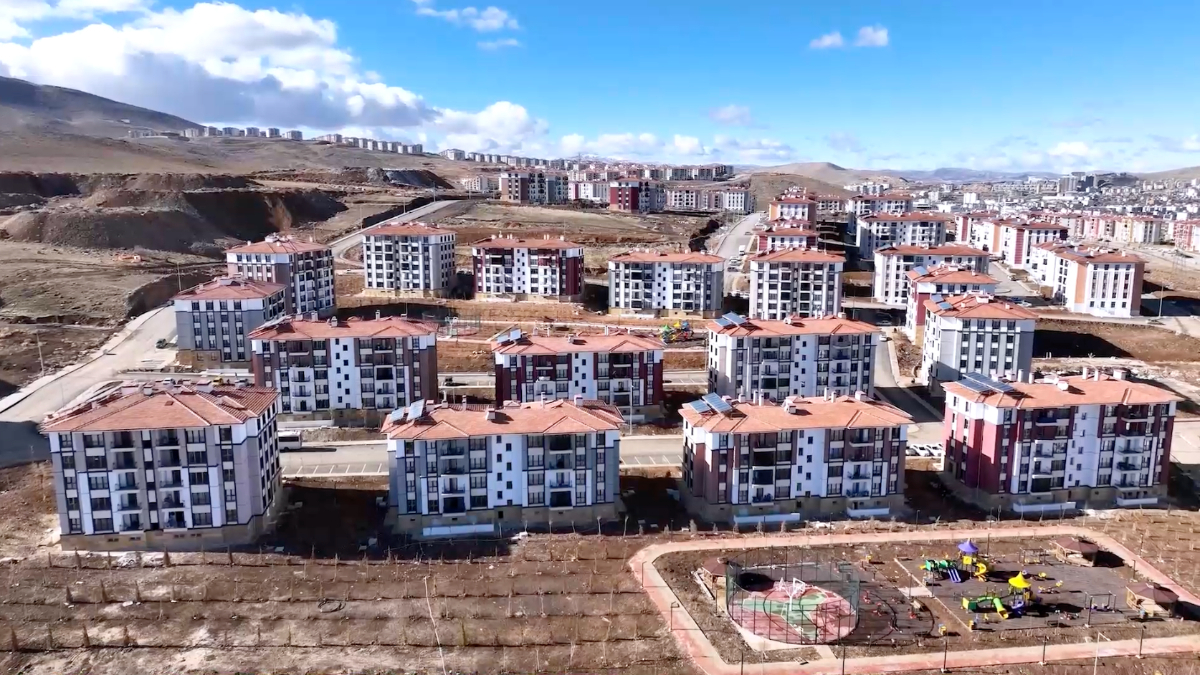 Deprem bölgesindeki en küçük hak sahibi: 3 yaşındaki bebek evine taşındı