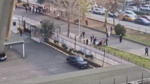 Diyarbakır’da adliye önünde tekmeli yumruklu kavga kameraya yansıdı