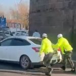 Diyarbakır’da aracı arızalanan sürücüye polis ekiplerinden yardım