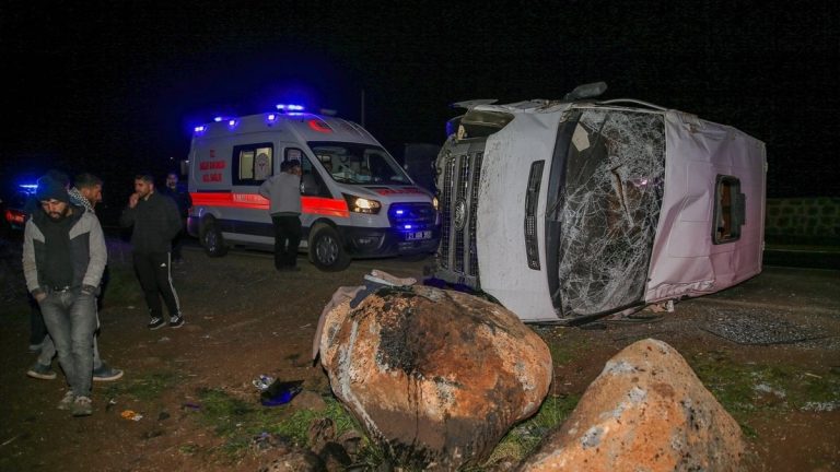 Diyarbakır’da işçi servisi devrildi: 16 yaralı