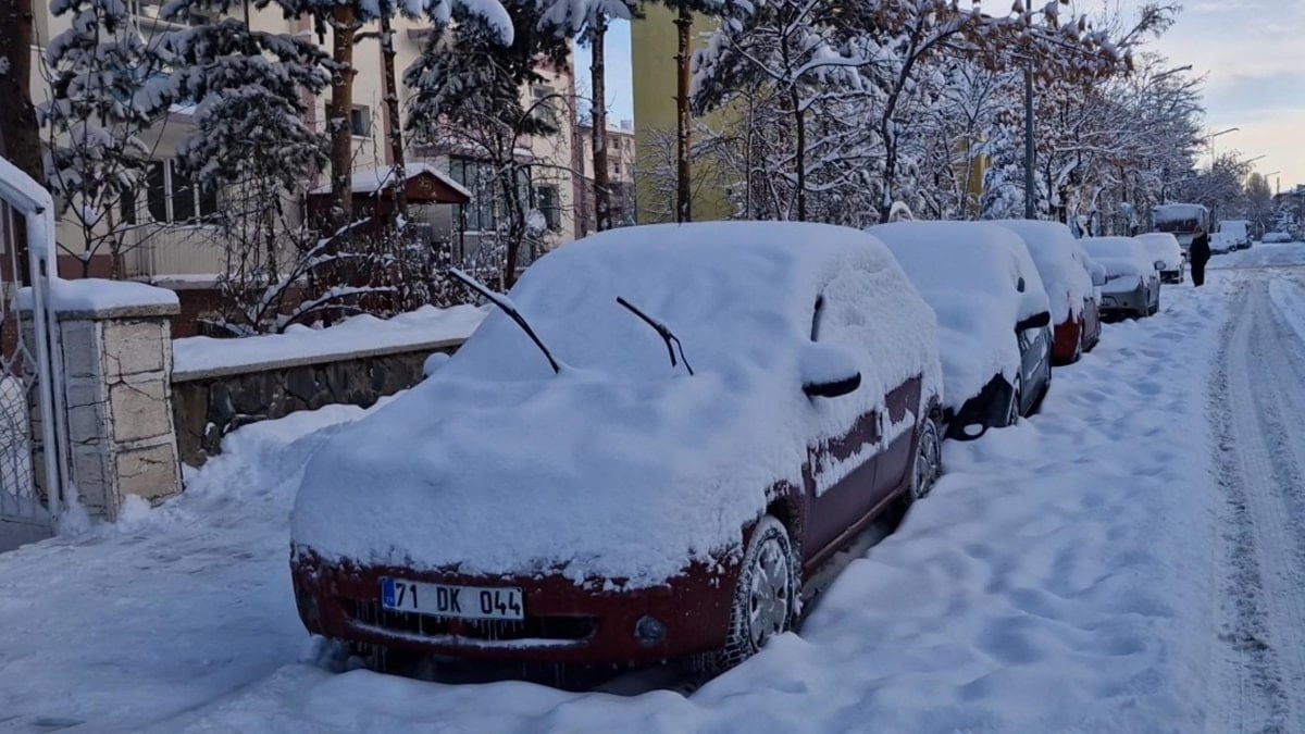 Doğu’da 2 bin 326 yerleşim biriminin yolu kapandı