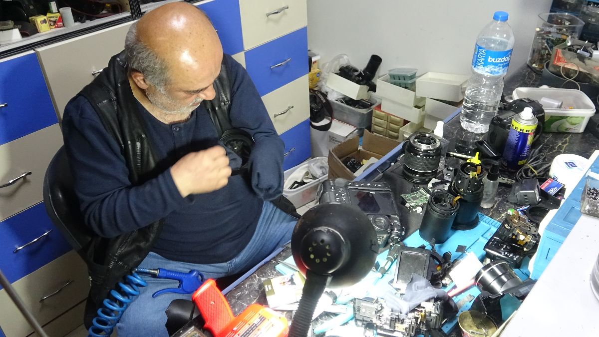 Düzce’de 41 yıldır biriktirdiği fotoğraf makinelerini sergiliyor