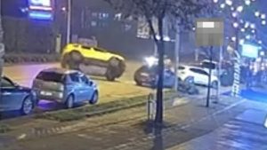 Düzce’de park halindeki otomobile çarpan taksi devrildi