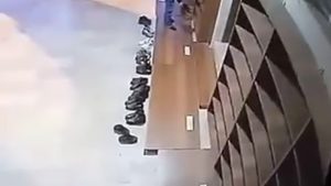 Elazığı’da camide ayakkabı hırsızlığı kamerada