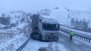 Erzurum’da kayan tırlar yolu ulaşıma kapattı