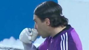 Erzurumspor FK kalecisi maç oynanırken çay içti