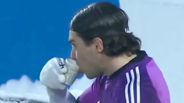 Erzurumspor FK kalecisi maç oynanırken çay içti