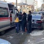 Eskişehir’de tedaviyi reddeden alkollü adam ile polis arasında ilginç olay: Öpüp, sigara uzatmaya çalıştı