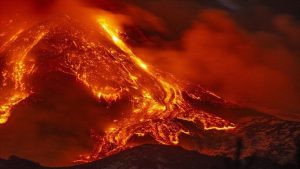Etna Yanardağı uyandı: Lavlar 400 metreye yükseldi