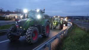 Fransa’da çiftçilerden yol kapatma eylemi