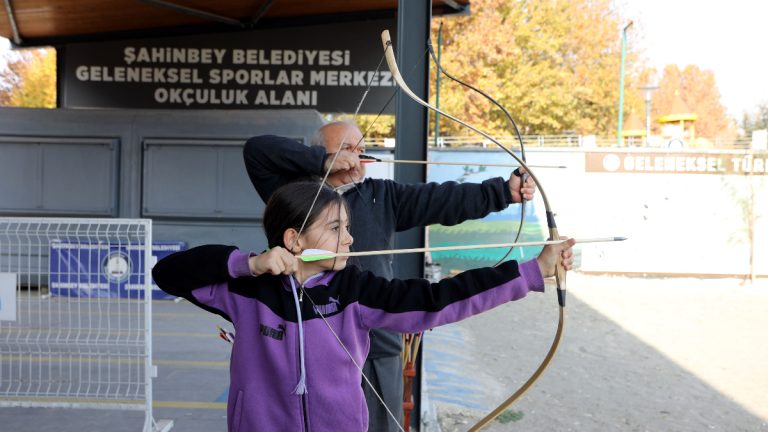 Gaziantep’te tarih dizilerinden etkilenen baba-kız okçuluğa merak sardı