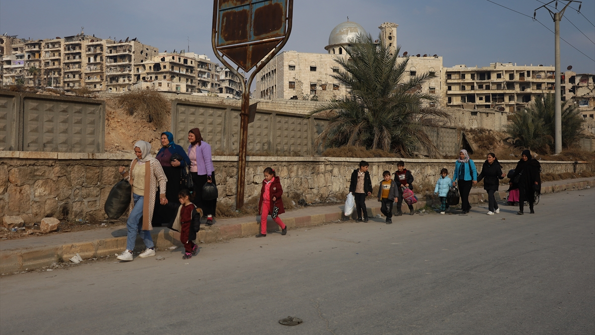 Halep’te PKK/YPG kontrolündeki mahallelerde siviller evlerini terk ediyor