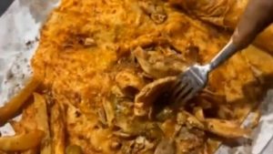 Hatay usulü tavuk döner skandalı: Vatandaşın çektiği video gündem oldu