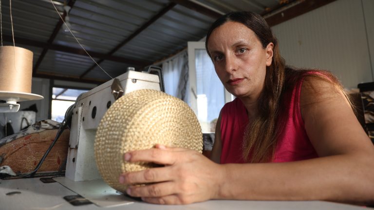 Hatay’da hem çocuklarına hem engelli eşine bakıyor