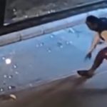 Hatay’da taşla park halindeki otomobiller ile iş yerlerinin camlarını kırdı