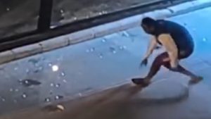 Hatay’da taşla park halindeki otomobiller ile iş yerlerinin camlarını kırdı