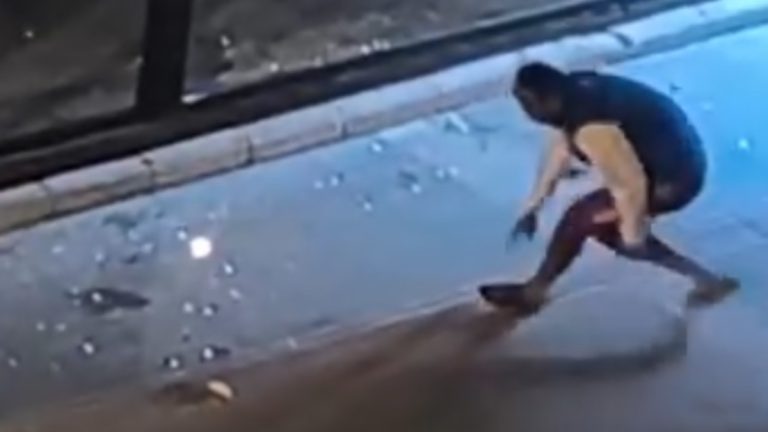 Hatay’da taşla park halindeki otomobiller ile iş yerlerinin camlarını kırdı