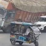 Hindistan’da üzerine kamyon devrilen cipin sürücüsü öldü