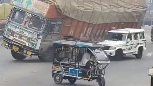 Hindistan’da üzerine kamyon devrilen cipin sürücüsü öldü