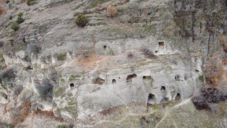 İndağı Kaya Mezarları zamanda yolculuk sunuyor