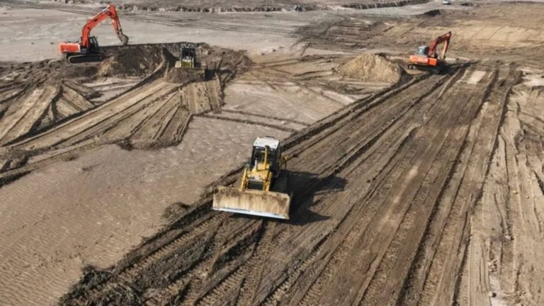 Irak kum fırtınalarına karşı alarmda: Çöle kil seriliyor