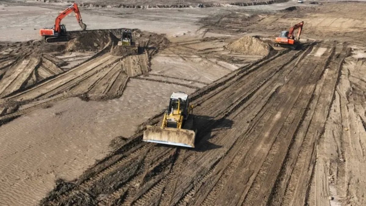 Irak kum fırtınalarına karşı alarmda: Çöle kil seriliyor