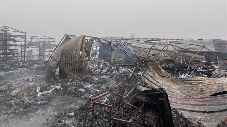 Irak’ta mülteci kampında yangın: 30’dan fazla dükkan kül oldu