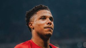 Ismail Jakobs’tan eleştirilere tepki: Yatağımın yanında mı oturuyorsun?