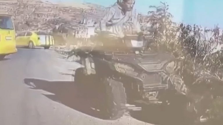 İsrail askeri Batı Şeria’da namaz kılan Filistinliyi ATV ile ezdi