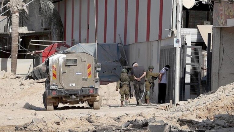 İsrail ordusu, Batı Şeria’da 2 Filistinliyi darbetti, 8 kişiyi gözaltına aldı