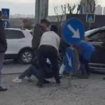 İstanbul Başakşehir’de gasp şüphelileri 100 metre sonra para dolu çanta ile yakalandı